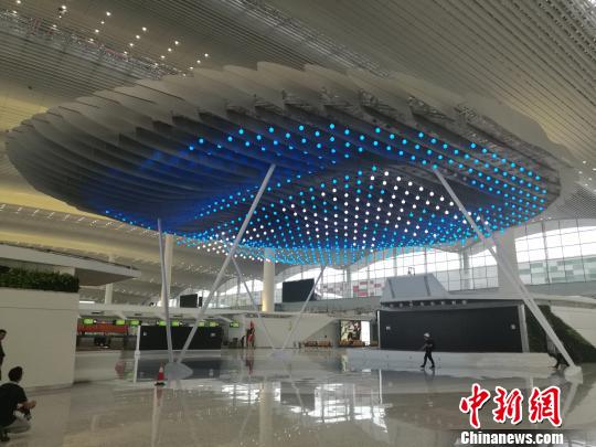 出发厅中轴线上最引人注目的“天空舞台,白云机场还结合“年庆”、 “时令”等主题,在这里举办文化宣传、商业营销、品牌推广、互动体验等丰富多彩的活动 郭军 摄