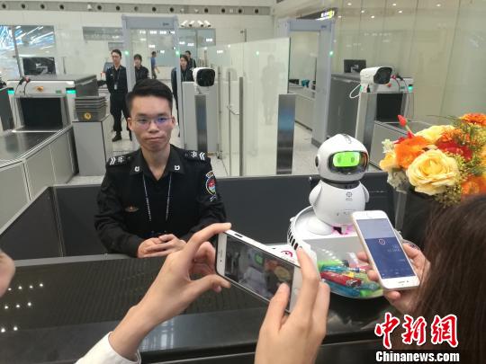 安检柜台上的服务机器人 郭军 摄