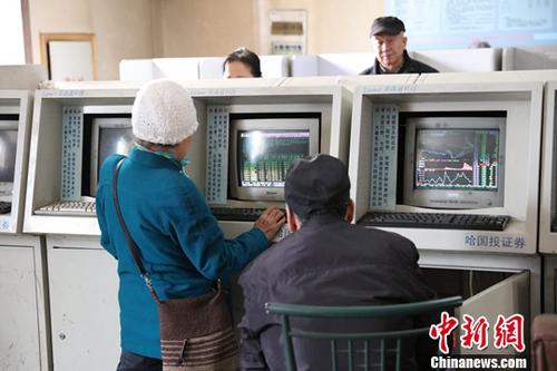 4月13日,哈尔滨市股民在证券营业部内关注股票大盘。截至当日收盘,沪指报3159.05,跌0.66%;深指报10687.02,跌0.37%;创业板指报1824.59,跌0.13%。<a target='_blank' href='http://www.chinanews.com/'>中新社</a>记者 于琨 摄