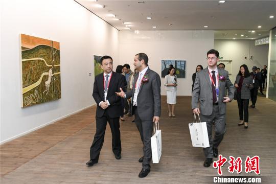 各界人士相聚浦东,再看今日世博精彩。 申海 摄