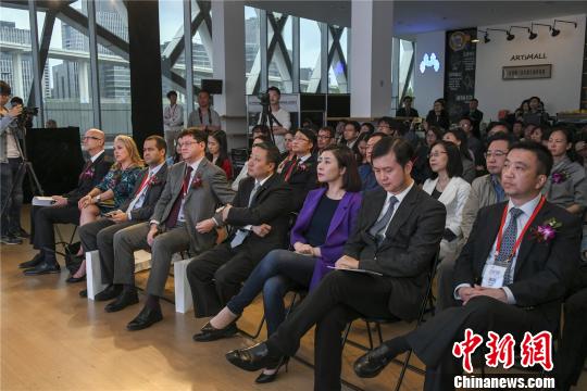 各界人士相聚浦东,再看今日世博精彩。 申海 摄