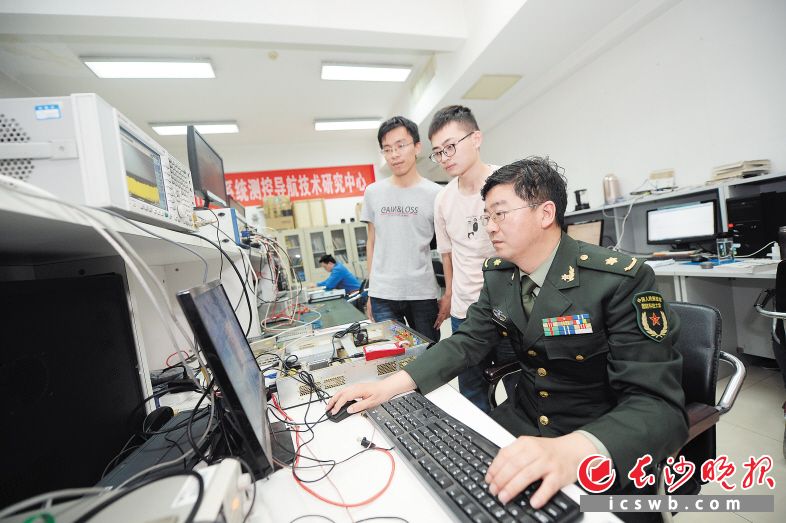 国防科技大学智能科学学院智能仪器教研室研究员陈建云(右一)介绍和演示北斗导航系统。长沙晚报记者 余劭劼 摄