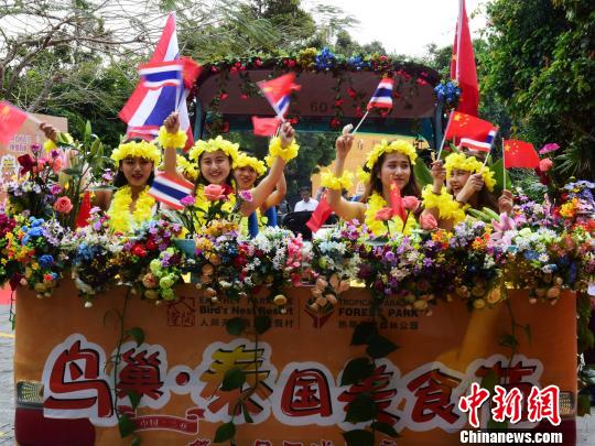 景区工作人员活跃节庆氛围 王晓斌 摄