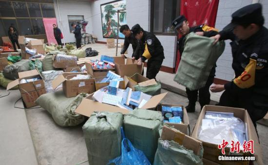 �˴��ж����ڽɻ��ð��Ʒ�����ࡢ�永��ֵ�޴���ɽ����������ʳҩ��鲿�ų������������ʳҩ�����ַ�֪ʶ��Ȩ������Ϊ�ƻ����Ϊ�ɹ��İ���֮һ��<a target='_blank' href='http://www.chinanews.com/'>������</a>�� ������ �� ͼƬ��Դ��CNSPHOTO