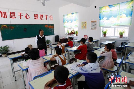 �½�����������������������������25����һ����Թ�޻ڣ������չ˸��������������ڵĺ����ǣ������Ѵ�2000���ˣ���λ75�����ܵͱ������ˣ�25������Ϊ��ʡ��Ǯ�������������ʡ�Լ��ã�������Ͼ���Ʒ����Ϊ�˽Ӽ��ھ�һ���־���300Ԫ����ң�����Ҫ�չ˲м��Ķ��Ӻ�����ѧ����Ů����������174��600�໧������������¡�ͼΪÿ�������ѧ�󣬺����ǲ�Լ��ͬ�����������ġ�����С���á��� ��С�� ��