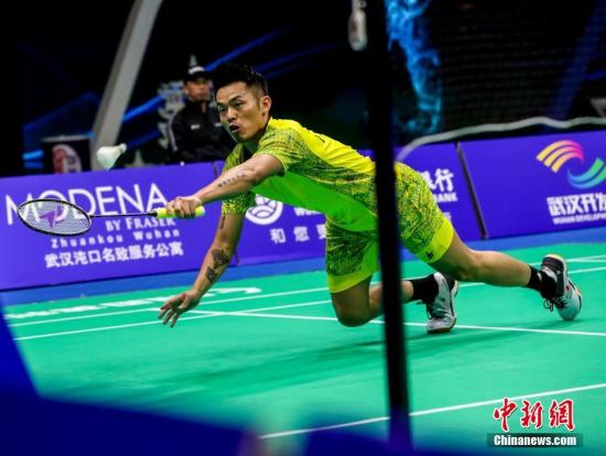 4月25日,林丹在比赛中回球。当日,在2018年亚洲羽毛球锦标赛男单首轮比赛中,林丹1:2不敌来自台北的王子维,止步首轮。 <a target='_blank' href='http://www.chinanews.com/'>中新社</a>记者 张畅 摄