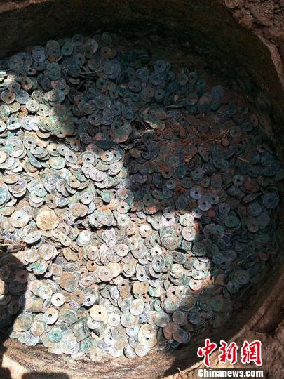 �ӱ��Ϻ���һ���з����400�๫���δ�ͭǮ��