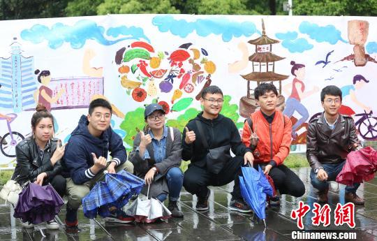 图为活动现场,大学生绘制的“健康贵阳”长画卷。 贵阳市爱卫办 供图