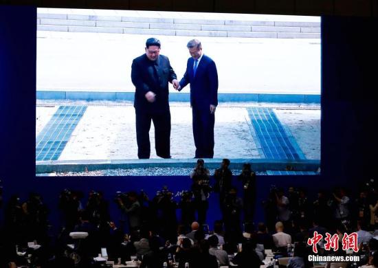 4��27�գ�λ�ں������ܵ�����������������ֱ���������԰��ŵ������߹�ע���������������ͳ�������볯������쵼�˽�������27���ں����߾����ŵ���棬�����������Ի����ճ̡�</p><p>����<a target='_blank' href='http://www.chinanews.com/'>������</a>���� ���� ��