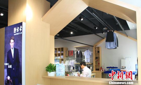 ������1961����������ݣ��봫ͳ�·�����Ϊ��ͬ���������ר�ſ��ٳ������ռ䣬������һ����Сľ�ݡ������������רҵ��פ�꼼ʦ�����ṩ���¡����¡����̵ȷ��񣬻�����רҵ�����ʦ������ʦ��ͨ�����Ƹ��Ի��ķ�װ�������o�� ��