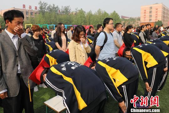 ѧ�����ڳ�������Ϊ�ҳ��а�л�񡣡��޹��� ��