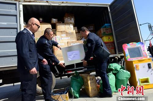 4��26�գ����ͺ��ؾٰ조��Ȩ���漰�Ƿ������Ｏ�����ٻ������Ϥ���˴λ���������ٸ�����Ȩ���漰�Ƿ��鱨����������Ʒ�����ӳ����ﹲ��6.5�����ţ��ᣩ���Ƿ��㲥��̨�豸��30̨��֧����ͼΪִ����Ա���Ƿ���̨�豸װ����<a target='_blank' href='http://www.chinanews.com/'>������</a>���� ���Ļ� ��