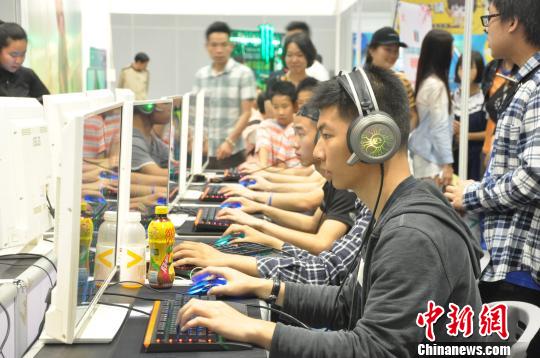 ͼΪ�������ֳ����еĵ��Ӿ��������������ӽ�ɺ ��