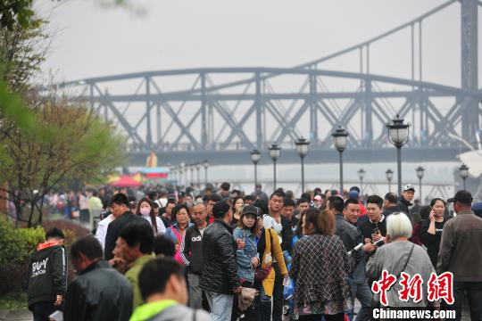 ����һ��С���٣����������߾��γ��ȵ�