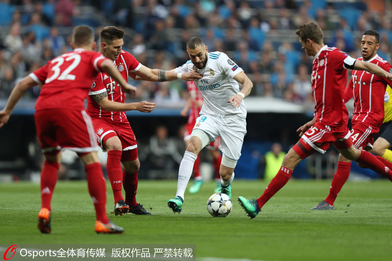 本泽马遭遇包夹