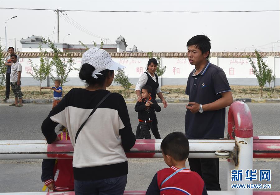 (图片故事)(4)沙漠新村来了个年轻人