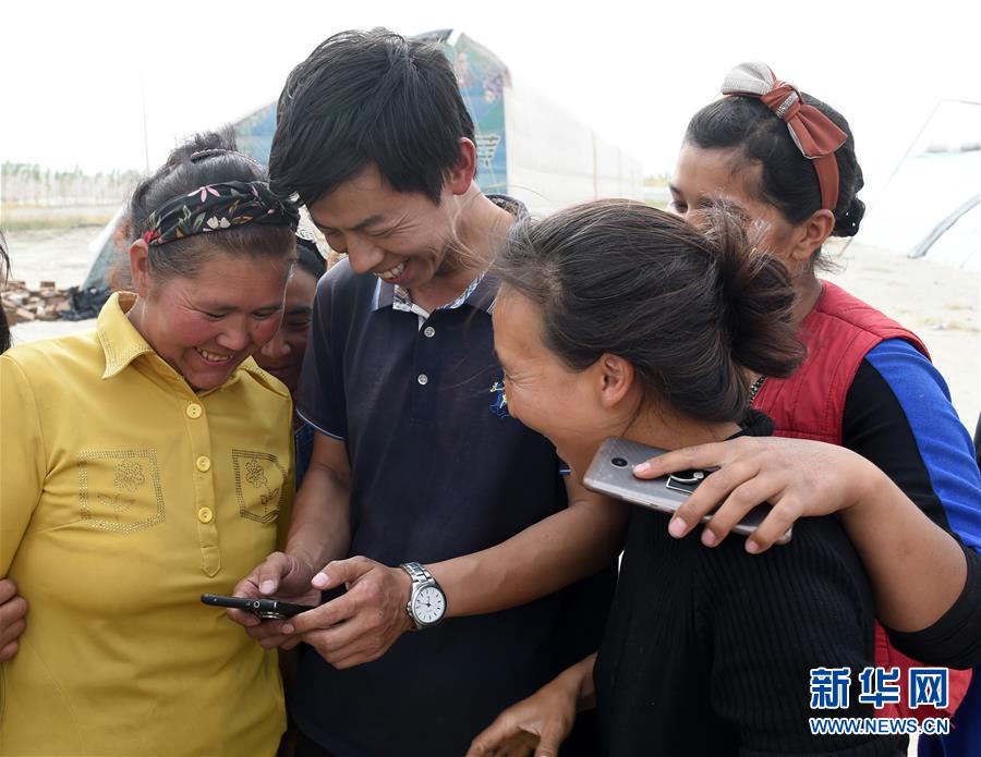 (图片故事)(6)沙漠新村来了个年轻人