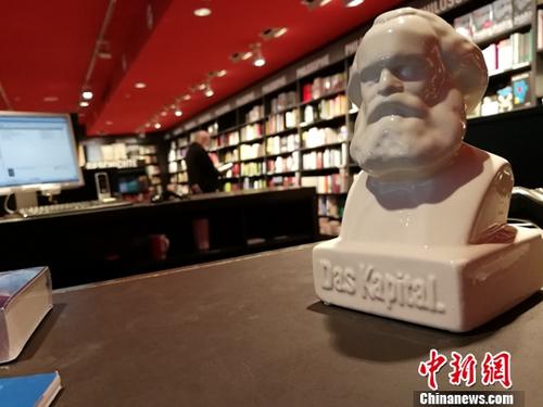 2018��5��5��������˼����200��������գ�<a target='_blank' href='http://www.chinanews.com/'>������</a>���߽����ڵ¹����ֹ۲쵽��������˼�ȡ�������λΰ�˵Ĺ������¡�ͼΪ5��2�գ��������Ķ�˹�������ѧ������̨������д�е��ġ��ʱ��ۡ�����������˼ͷ��<a target='_blank' href='http://www.chinanews.com/'>������</a>���� ����ΰ ��