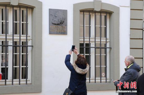 2018���ǿ���������˼����200���꣬�����¹�������н�����¡�صļ���������˼�ʾ�Ҳ������һ�£�ӭ��ȫ��ÿ͡�ͼΪ2��24�գ���������ڵ�����˼�ʾ�ǰ�ο����ﲻ����<a target='_blank' href='http://www.chinanews.com/'>������</a>���� ����ΰ ��