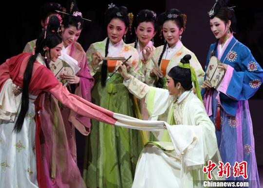 《柳永》是由福建省芳华越剧团原创,集合了国内的顶尖班底打造的剧目。该剧通过六首脍炙人口的柳词勾画柳永的一生,充满了人文气息,被誉为“最美越剧”。 高尚 摄