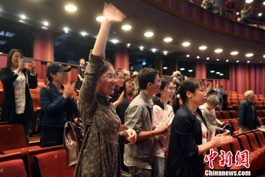福建省芳华越剧团尹派大戏《柳永》在北京国家大剧院上演,受到观众的好评。 高尚 摄