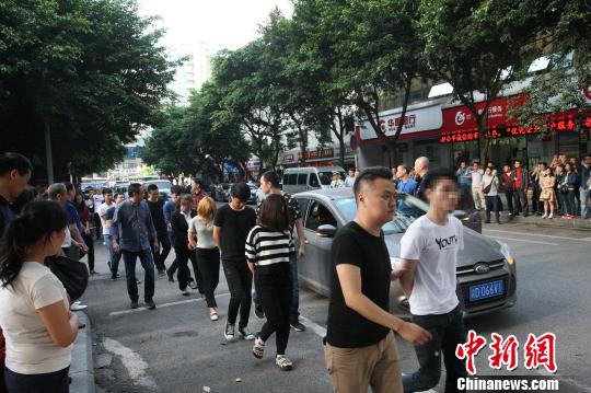 图为民警将犯罪嫌疑人带离犯罪窝点。警方供图