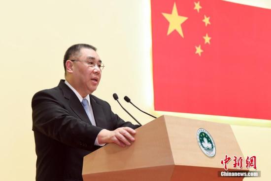 12��20�գ�����������������������չ���ľ���ʢ��ƻᣬ��ף���Żع�����߰�����������18���ꡣͼΪ���������������ٴ������ھƻ����´ǡ�</p><p>����<a target='_blank' href='http://www.chinanews.com/'>������</a>���� ������ ��