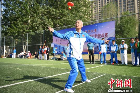 5月4日,京津冀花样空竹挑战赛在北京奥林匹克森林公园内举办。图为选手现场展示“单轮背脱”技巧。主办方供图