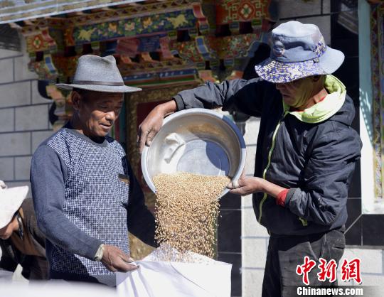 ͼΪ���ɴ�����2017��8�´�������ĳ�����������Ԫ ��