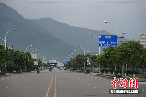 �Ե�����ַ�ع�·һ·�򶫣��ھ������򲻵�������ĵط����������ں�������ʼ���µ�������������� ������ ��