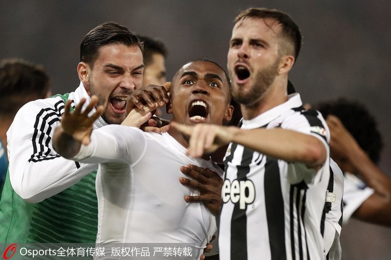 道格拉斯·科斯塔与队友庆祝进球