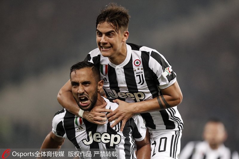 迪巴拉与贝纳蒂亚庆祝进球