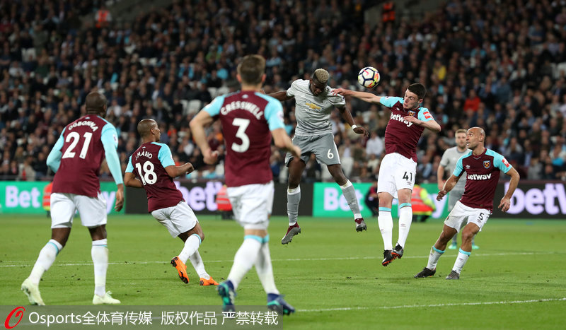 博格巴头球攻门