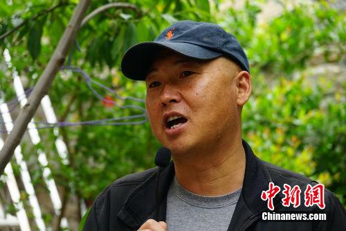 当地村民、原甘堡村党支部书记赵平拉向记者介绍情况。<a target='_blank' href='http://www.chinanews.com/' >中新网</a>记者 宋宇晟 摄