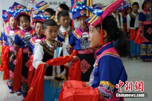 杂谷脑小学的同学在表演。<a target='_blank' href='http://www.chinanews.com/' >中新网</a>记者 宋宇晟 摄