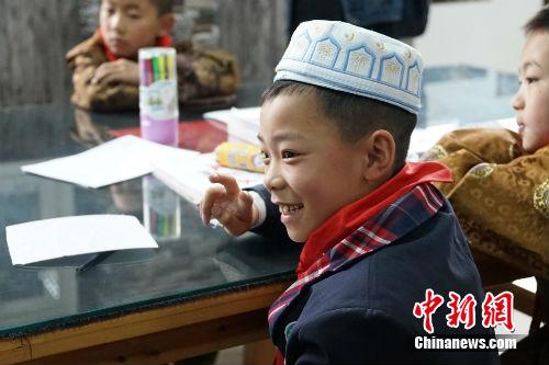 杂谷脑小学的同学在课堂上。<a target='_blank' href='http://www.chinanews.com/' >中新网</a>记者 宋宇晟 摄