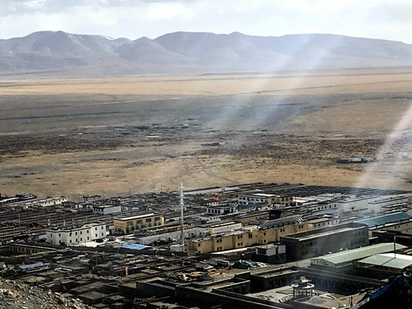 冈仁波齐脚下的岗萨村全景