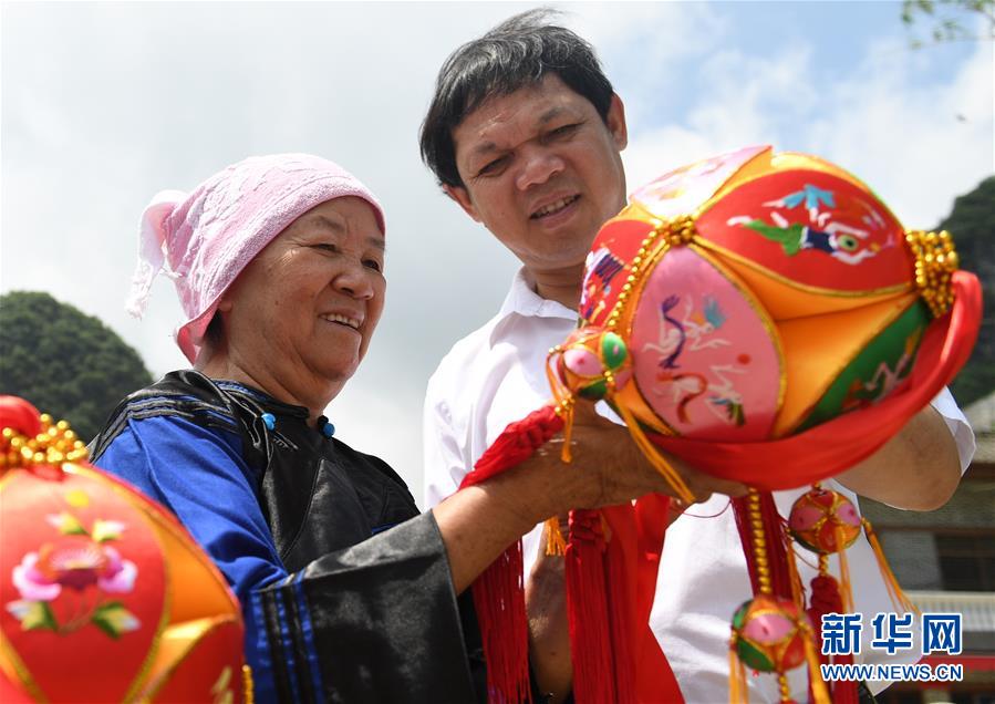 (图片故事)(1)七旬“中华巧女”的绣球情