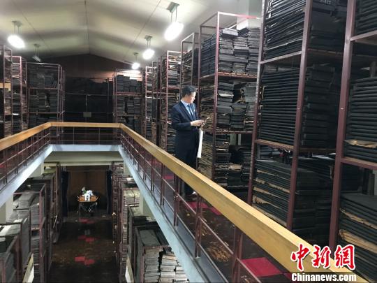 ����ɽ����Ժ�����۰�һ�о���ľ���ղؿ����Լ��������ľ������֮������̾Ϊ��ֹ����֣�ɲ� ��