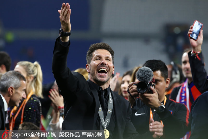 西蒙尼庆祝夺冠