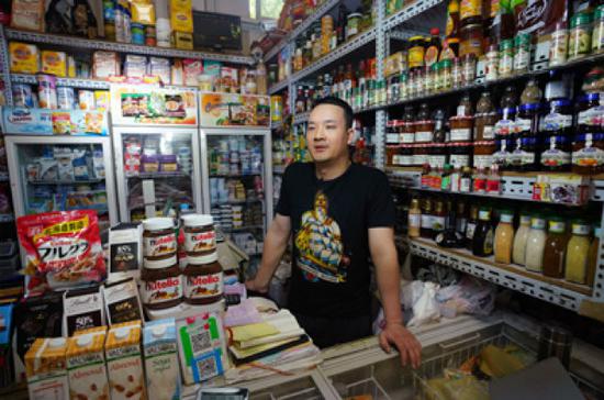 5月8日,在三源里市场081号商铺,店主张海标在介绍自己的商店。