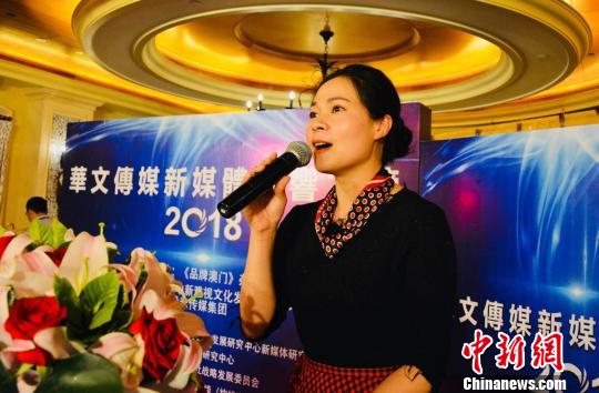 图为推介周宁县全域旅游和高山云雾茶。 叶茂 摄