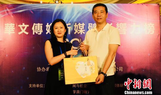 图为现场举行抽奖环节,参会嘉宾(左一)喜领奖品。 林榕生 摄