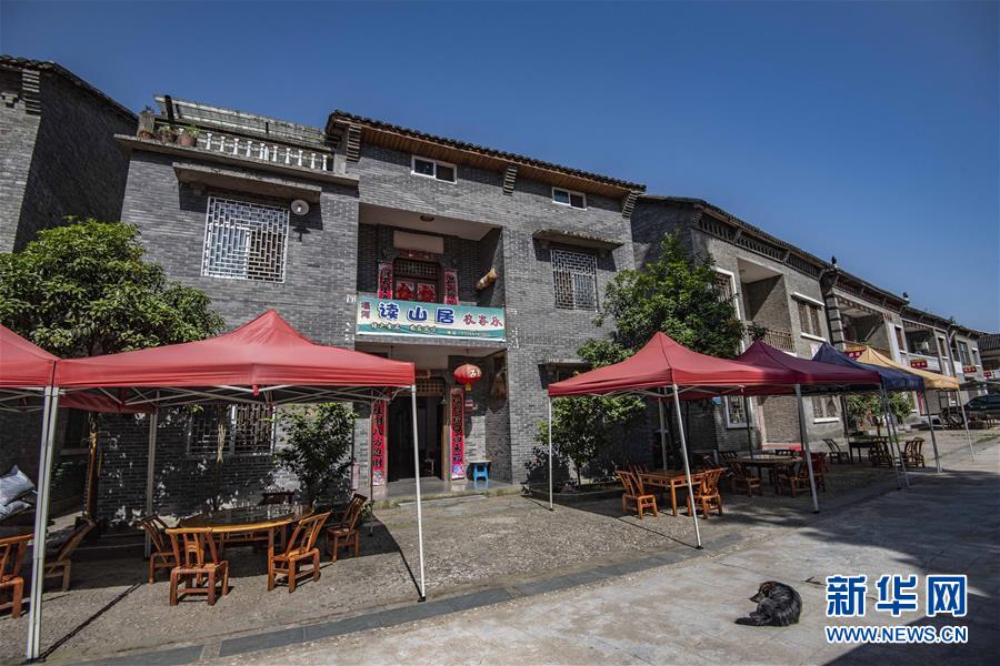 (壮阔东方潮 奋进新时代——庆祝改革开放40年)(7)湖北谷城:堰河村的五代民居