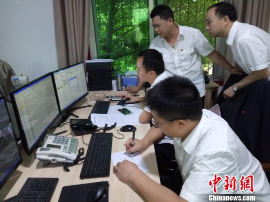 受水害影响,峨眉车务段工作人员在应急指挥中心协调指挥沿途列车开行。 钟欣 摄