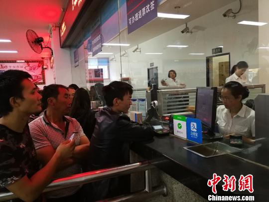 西昌车站组织折返客车的旅客办理全额退票或改签手续。 钟欣 摄