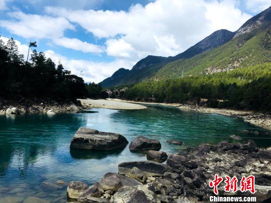 图为林芝的湖光山色。 周文元 摄