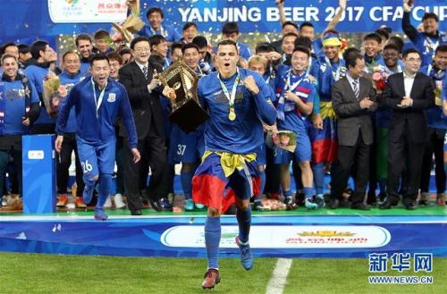 上赛季,莫雷诺带领上海申花夺得足协杯冠军。图片来源:新华网。新华社记者凡军摄