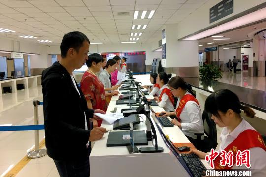 5月23日,合肥市民在办理出入境证件。 张强 摄