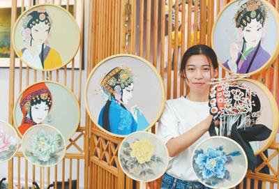 ����ǰ���㽭������ְҵԺУ��Уѧ����չ������ѧ���������г�״Ԫ�����ܱ������������ѧ�����С��������񡱡�ͼΪ��ְ��չʾϷ�繤��Ʒ����������